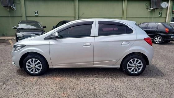 imagem-https://www.socarrao.com.br/sc-vehicle-images-prod/4433164/1792773716682-chevrolet-onix-1.0-mpfi-lt-8v-flex-4p-manual-wmimagem11045357872.jpg