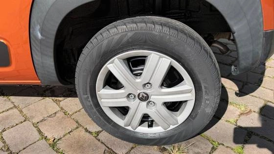 imagem-https://www.socarrao.com.br/sc-vehicle-images-prod/4433165/1792773717104-renault-kwid-1.0-12v-sce-flex-zen-manual-wmimagem16251675336.jpg