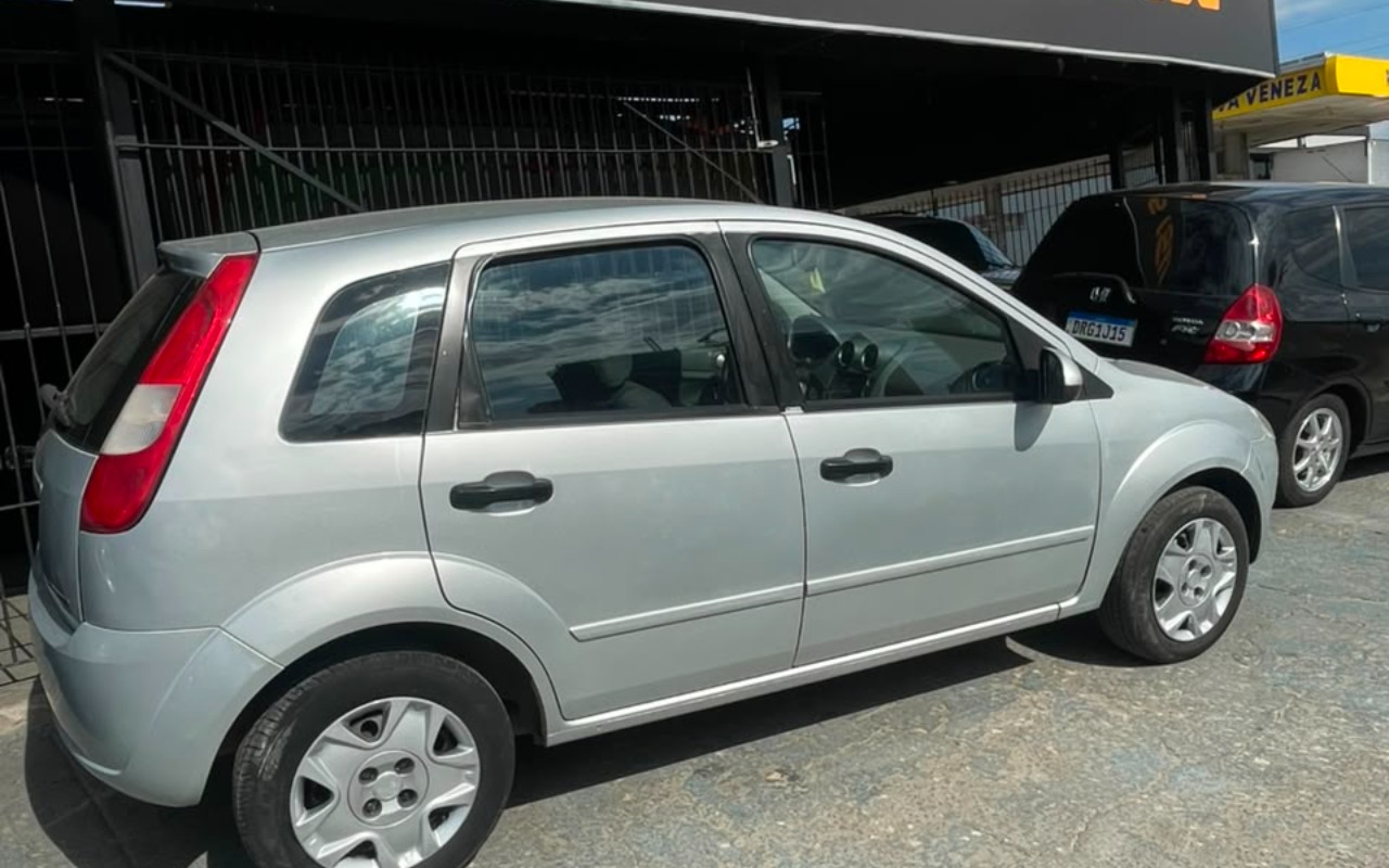 Ford Fiesta 2005 Prata — foto 1 de 3