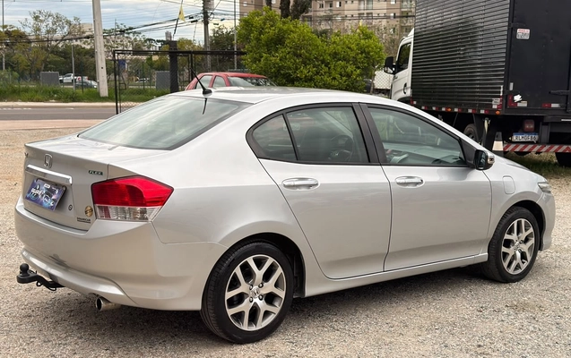 imagem-https://www.socarrao.com.br/sc-vehicle-images-prod/4437527/1792804711293-a333a05f-e03c-4f9c-b362-97278c19d42e.jpg