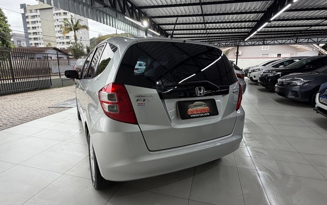 imagem-https://www.socarrao.com.br/sc-vehicle-images-prod/4441076/1792841108535-SU1HXzcyMzguanBlZw.jpeg