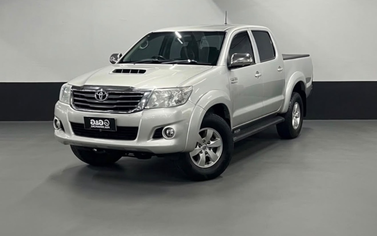 Toyota Hilux 2014 Prata — foto 1 de 3