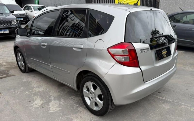 imagem-https://www.socarrao.com.br/sc-vehicle-images-prod/4441398/1792853490355-8603449_0_B_145b76874f.jpeg
