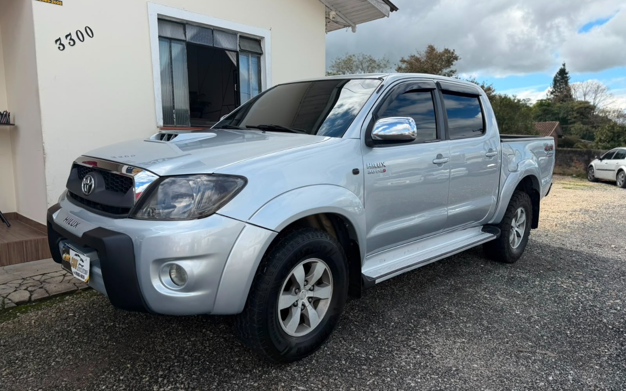 Toyota Hilux 2010 Prata — foto 1 de 3