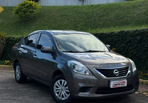 Nissan VERSA 2013 Cinza — foto 1 de 3