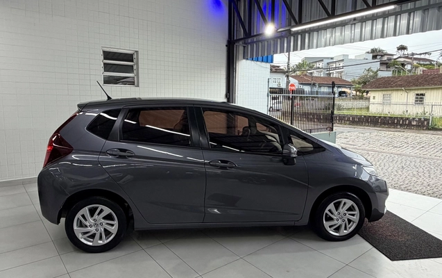 imagem-https://www.socarrao.com.br/sc-vehicle-images-prod/4478298/1793279512042-SU1HXzc3MTQuanBlZw.jpeg
