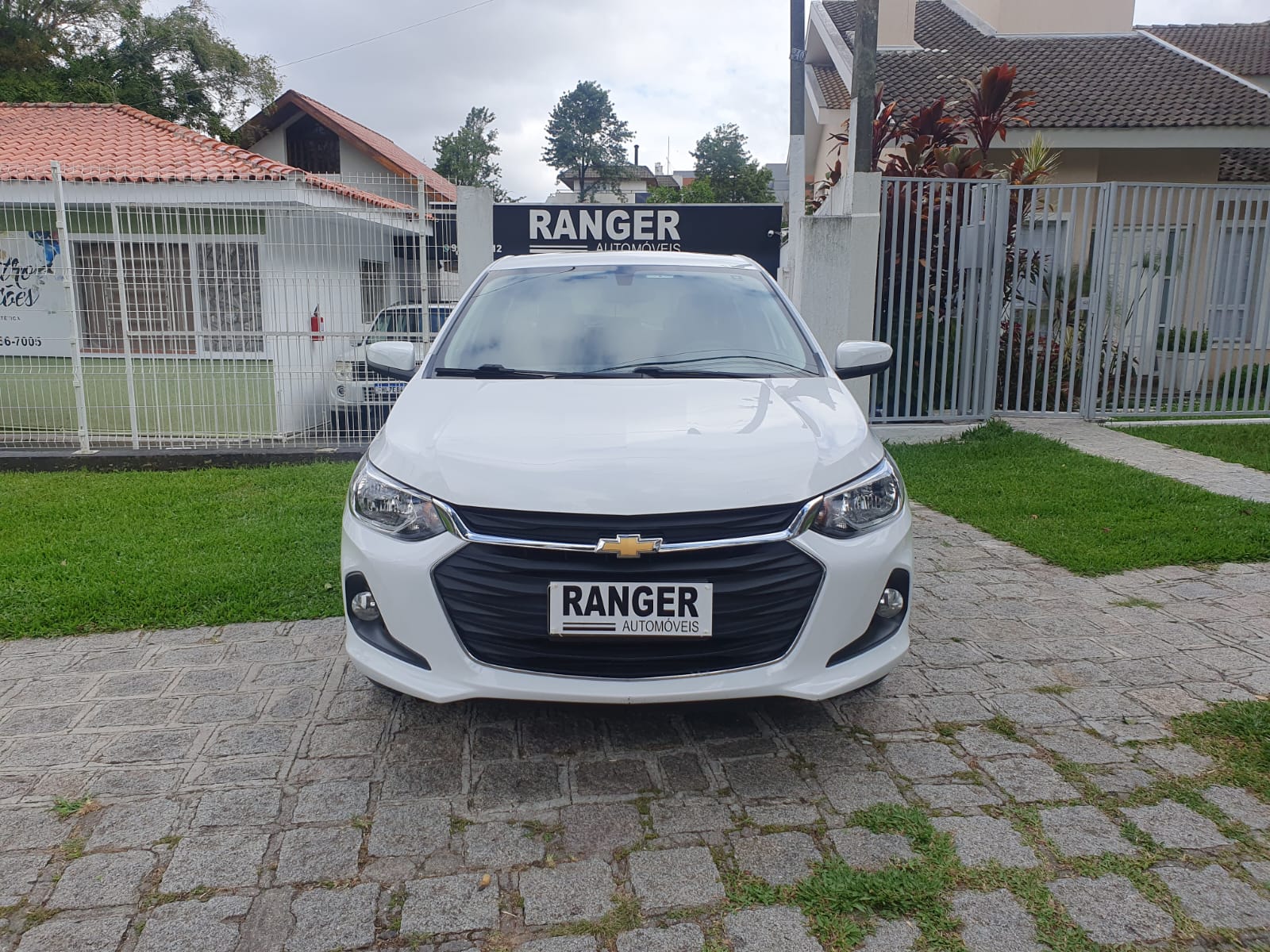 Chevrolet Onix HATCH LTZ 1.0 12V TB Flex 5p Mec. na cor Branco em Curitiba / PR - 44802