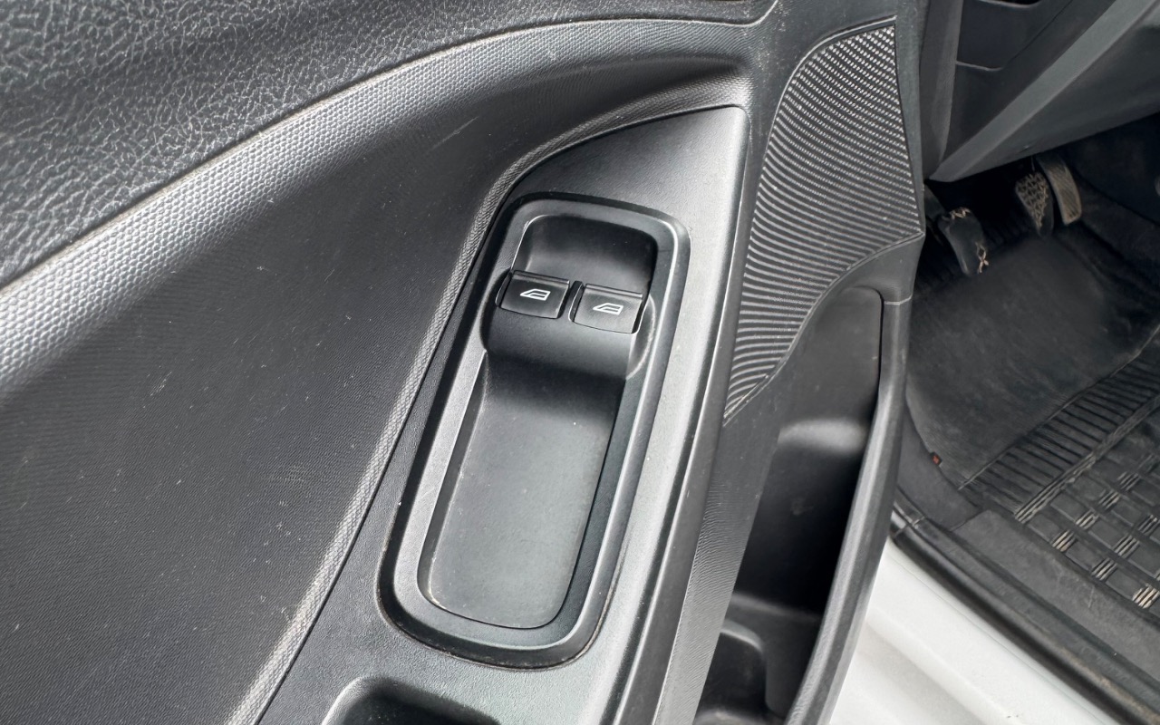 imagem-https://www.socarrao.com.br/sc-vehicle-images-prod/4489364/1793375808535-SU1HXzcyMzkuanBlZw.jpeg