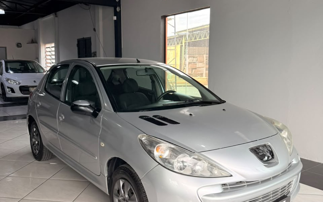 Peugeot 207 XR 1.4 Flex 8V 5p 2012 Prata — foto 1 de 3