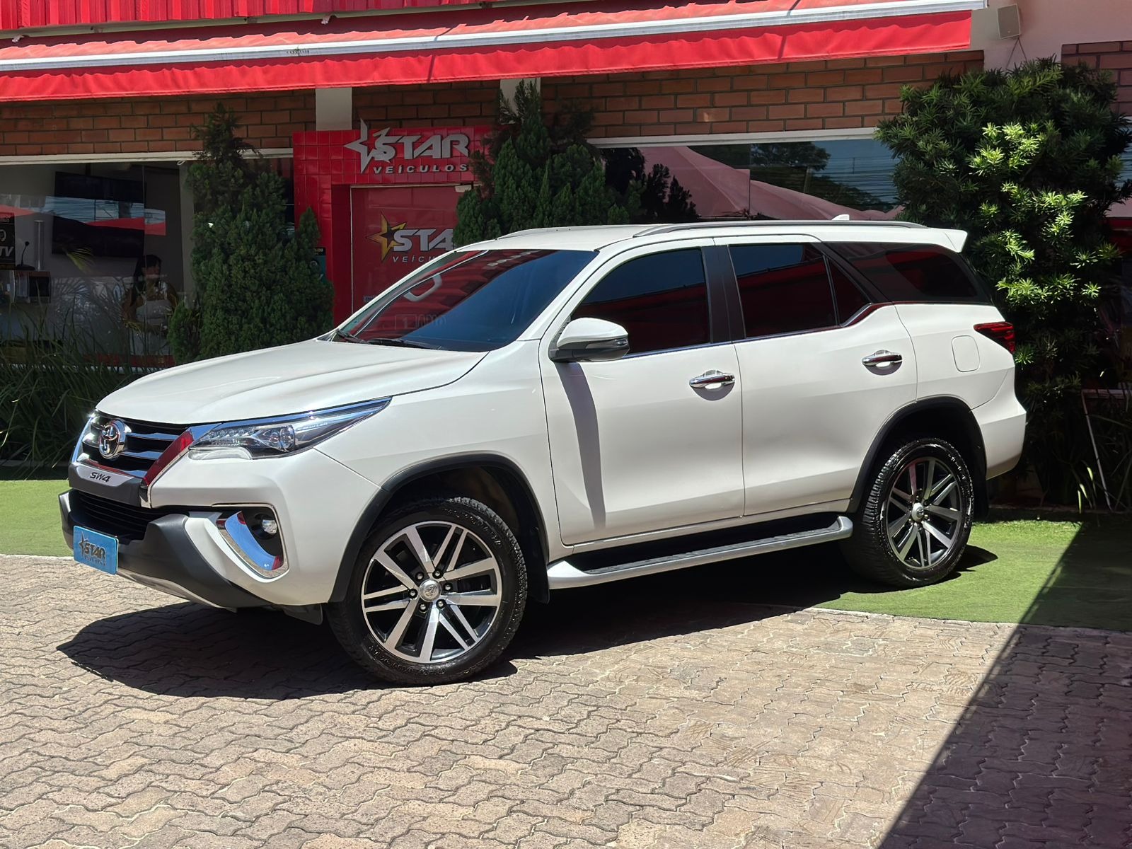 Toyota Hilux SW4 SRX Diamo. 4x4 2.8 TB Die Aut. na cor Branco no Canoas / RS - 45892