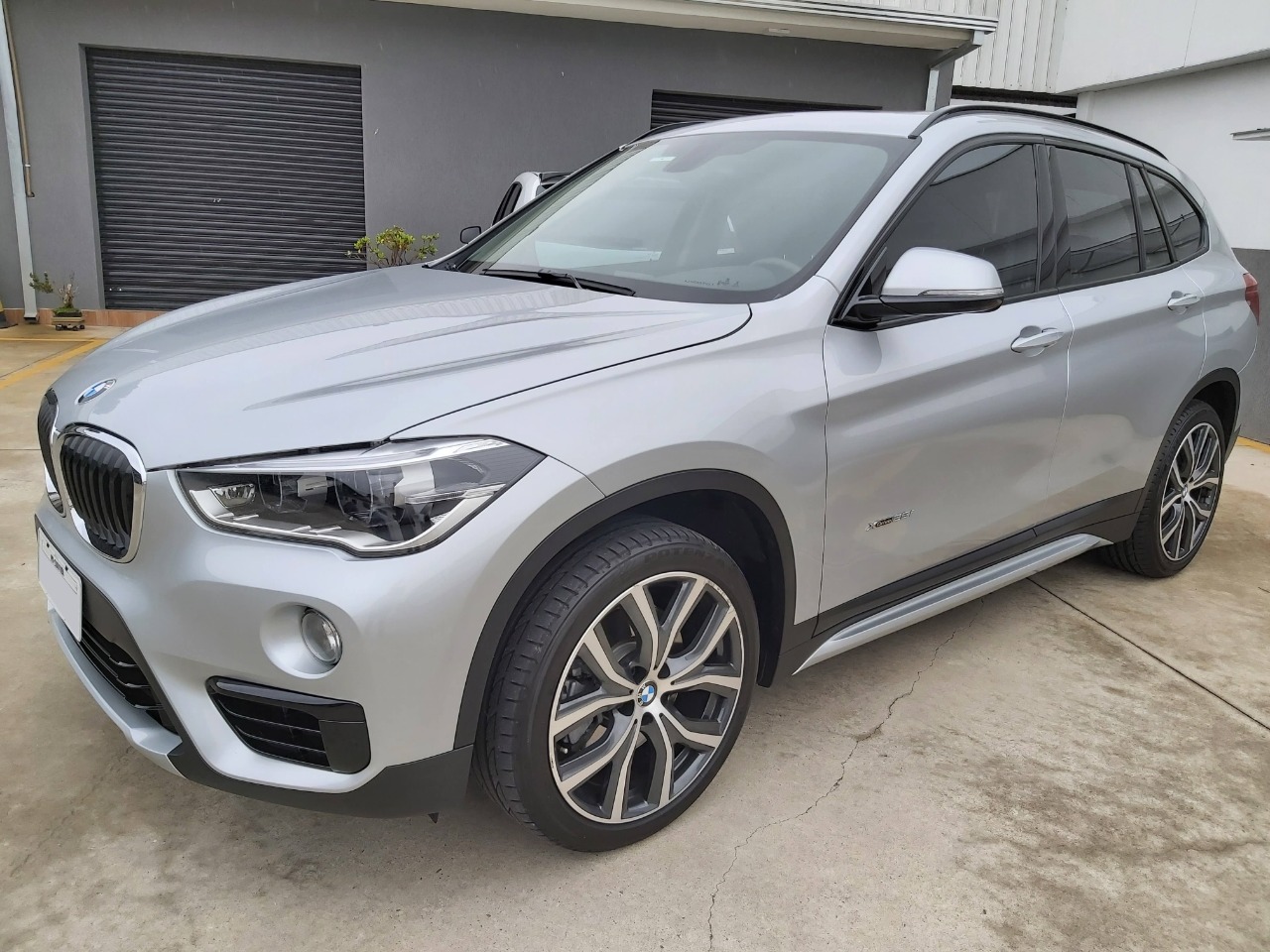 BMW X1 2018 Cinza — foto 1 de 3