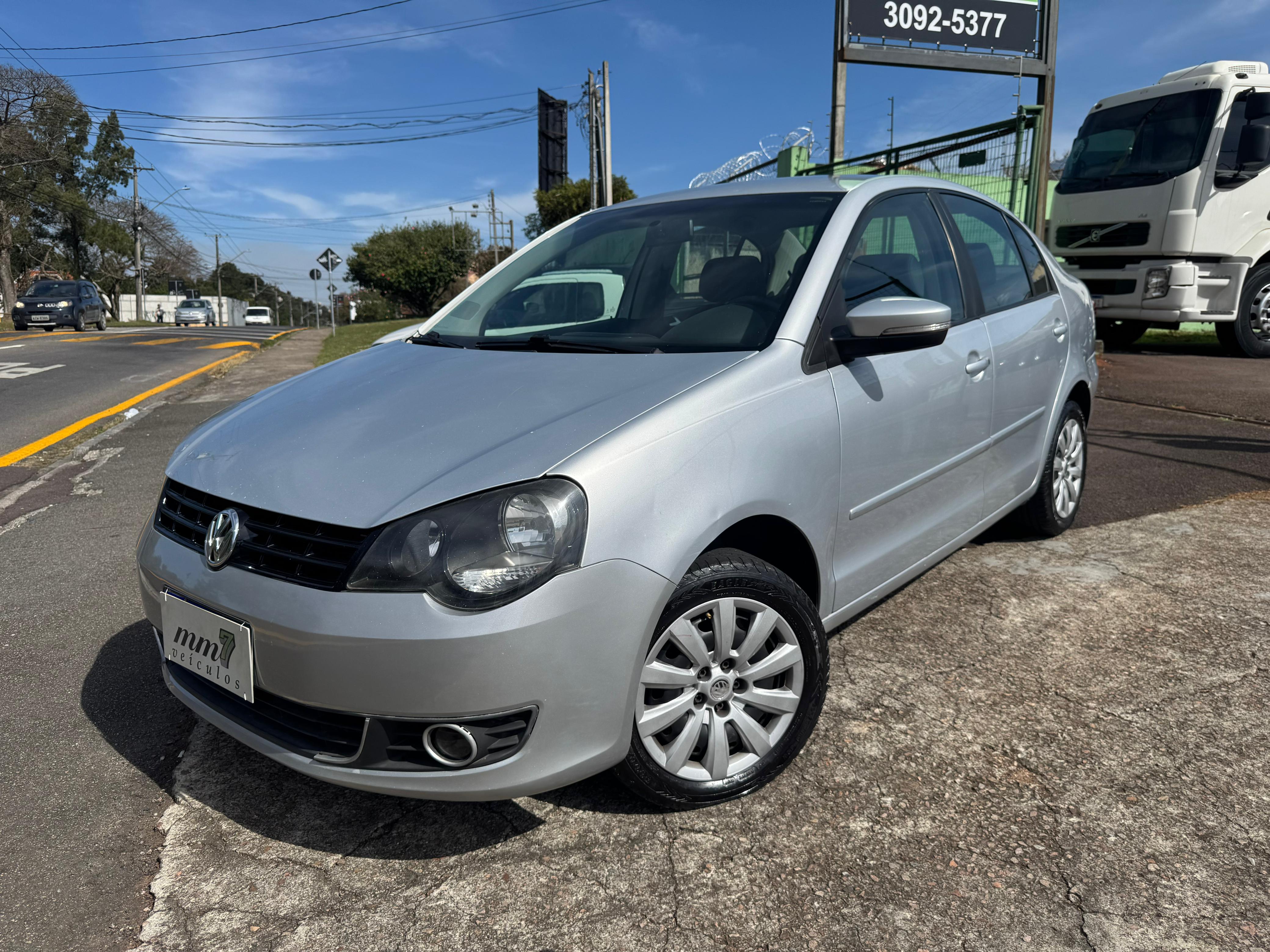 Volkswagen Polo Sedan 1.6 Mi 101cv 8V 4p 2014 Cinza — foto 1 de 3