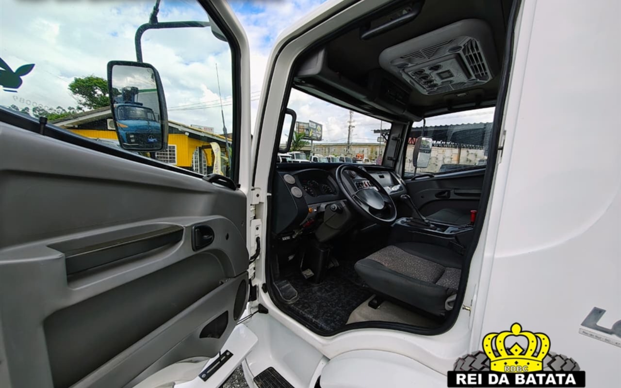 imagem-https://www.socarrao.com.br/sc-vehicle-images-prod/47349/1776252349106-Ni5qcGc.jpg