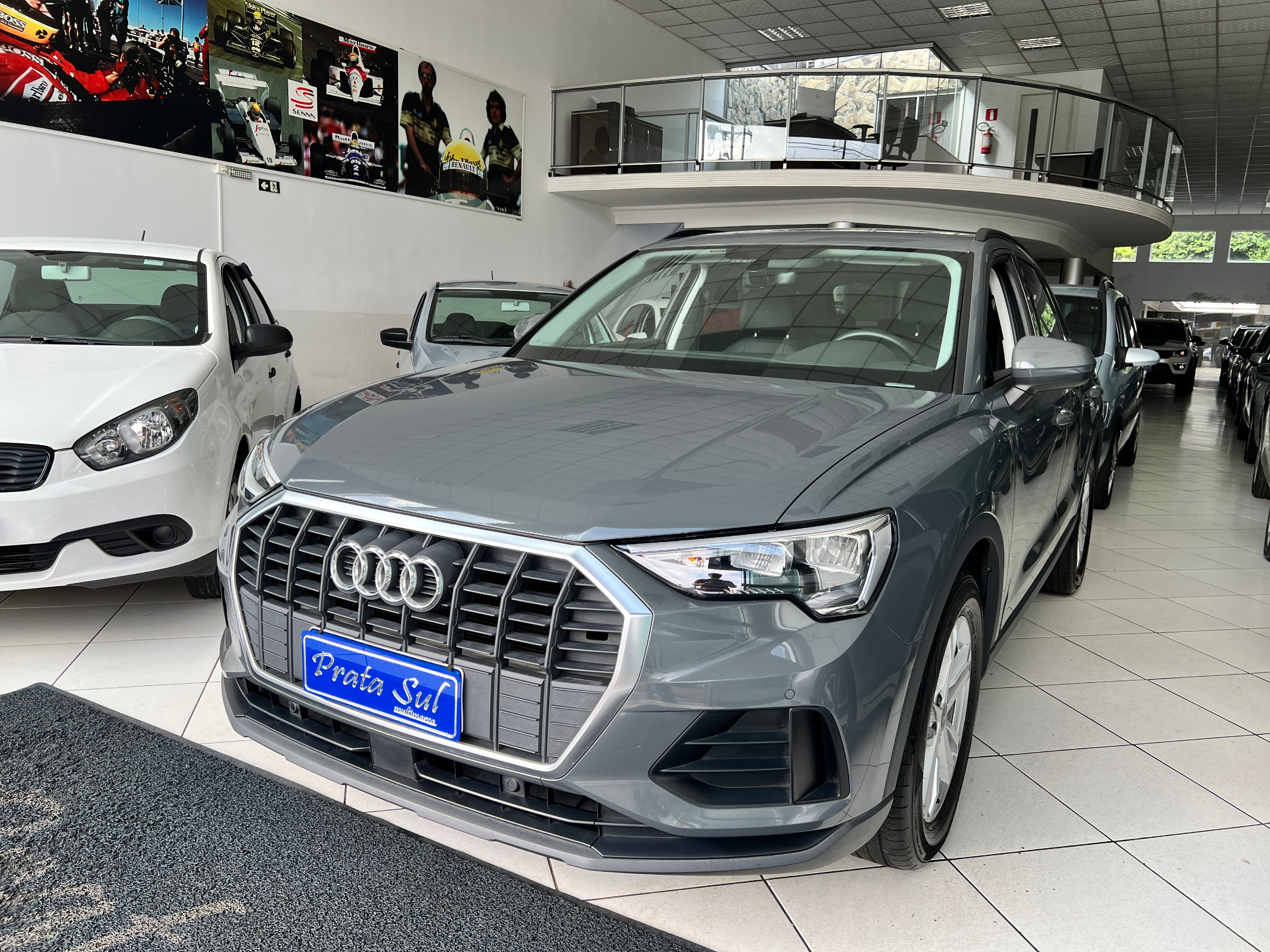 Audi Q3 2021 Cinza — foto 1 de 3