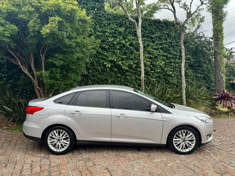 Ford Focus 2018 Cinza — foto 1 de 3