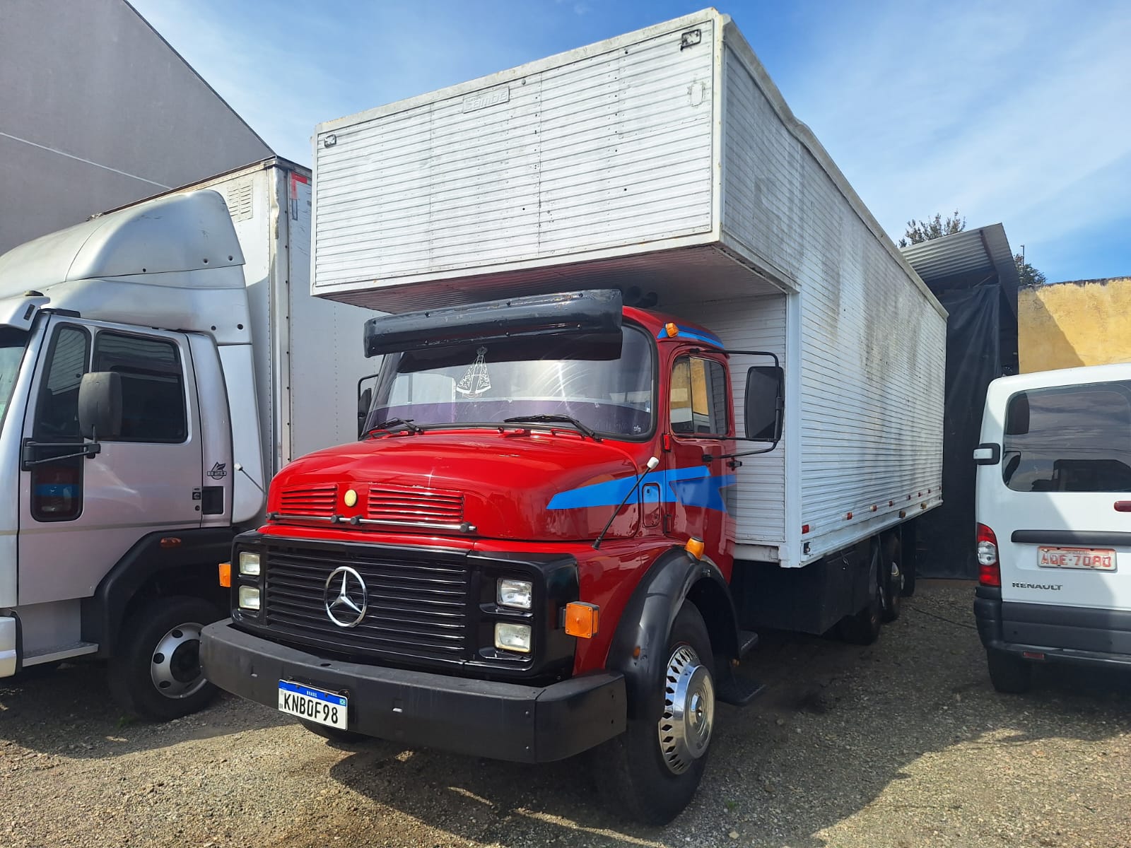 Mercedes-Benz L-1113 2p (diesel) na cor Vermelho em Curitiba / PR - 50788