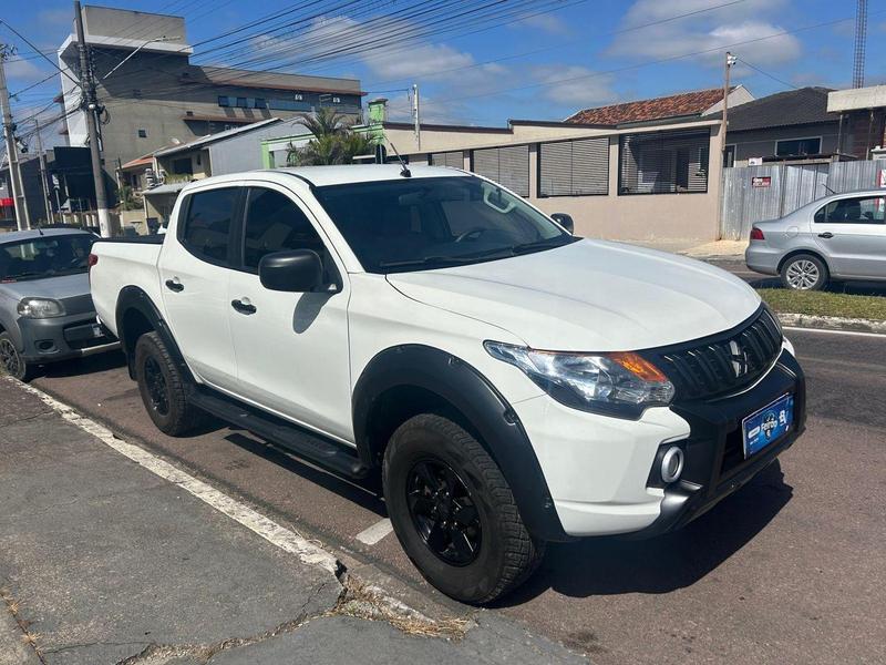 Mitsubishi L200 Triton GLX 3.2 CD TB Int.Diesel Mec na cor Branco em Araucária / PR - 51699