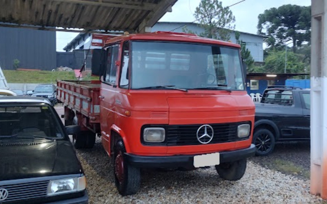 Mercedes-Benz 608 2p (diesel) na cor Vermelho em Campo Largo / PR - 52040