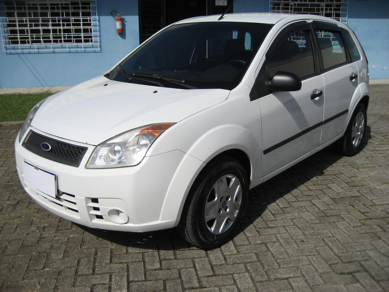 Ford Fiesta 2010 Branco — foto 1 de 3