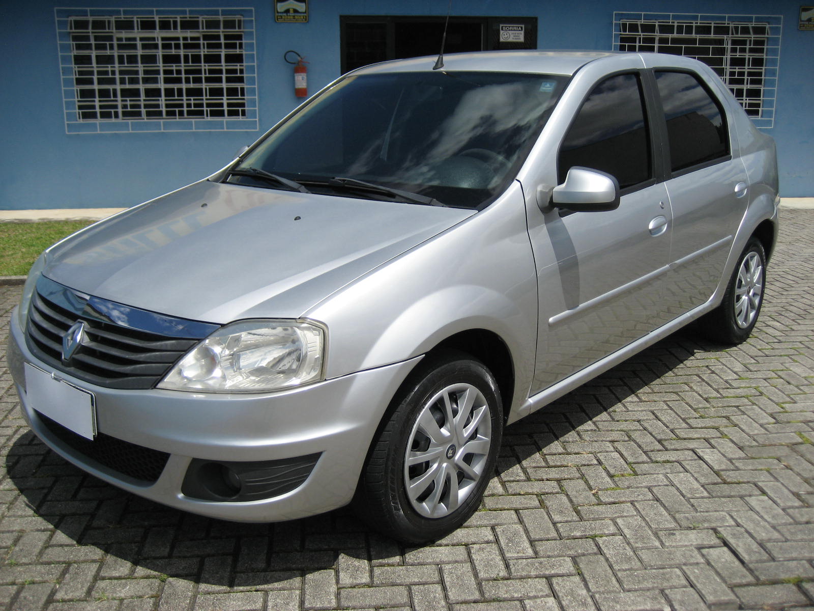 Renault Logan 2011 Cinza — foto 1 de 3