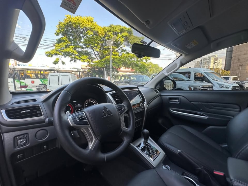 imagem-https://www.socarrao.com.br/sc-vehicle-images-prod/5501/1769987785379-7102909OR_1765388847_33_470.jpg