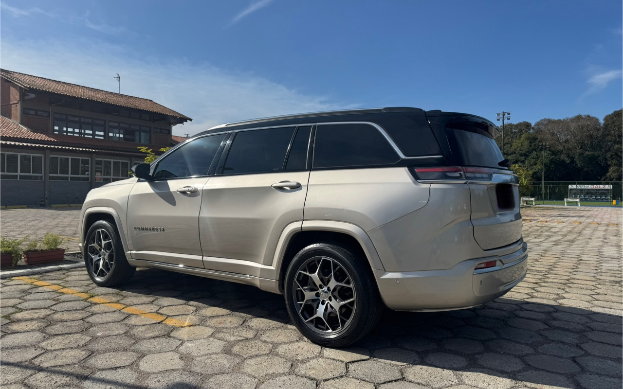 Jeep Commander 2023 Cinza — foto 1 de 3