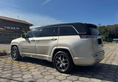 Jeep Commander 2023 Cinza — foto 1 de 3
