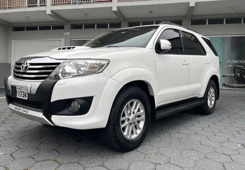 Toyota Hilux SW4 2013 Branco — foto 1 de 3