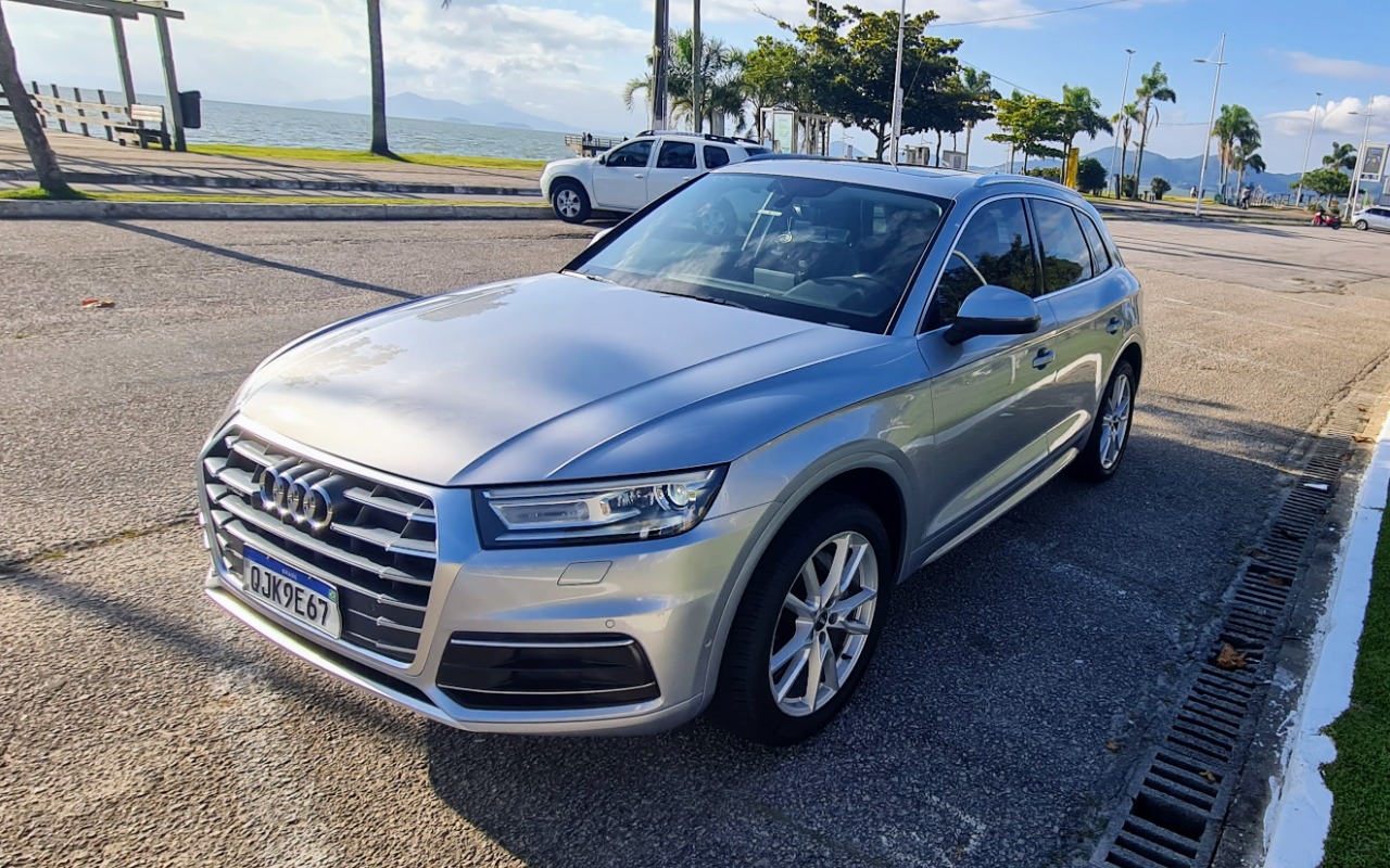 Audi Q5 2018 Cinza — foto 1 de 3