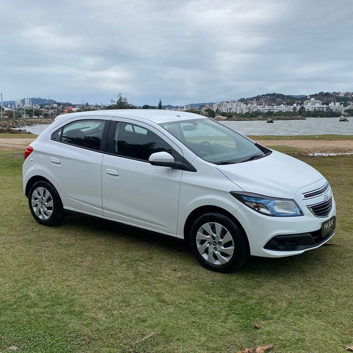 Chevrolet Onix HATCH LT 1.4 8V FlexPower 5p Mec. na cor Branco em São José / SC - 5726