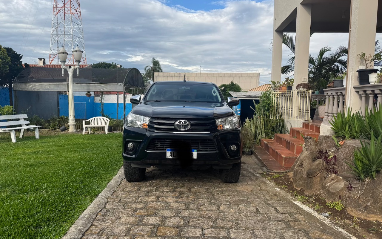 Toyota Hilux 2017 Preto — foto 1 de 3