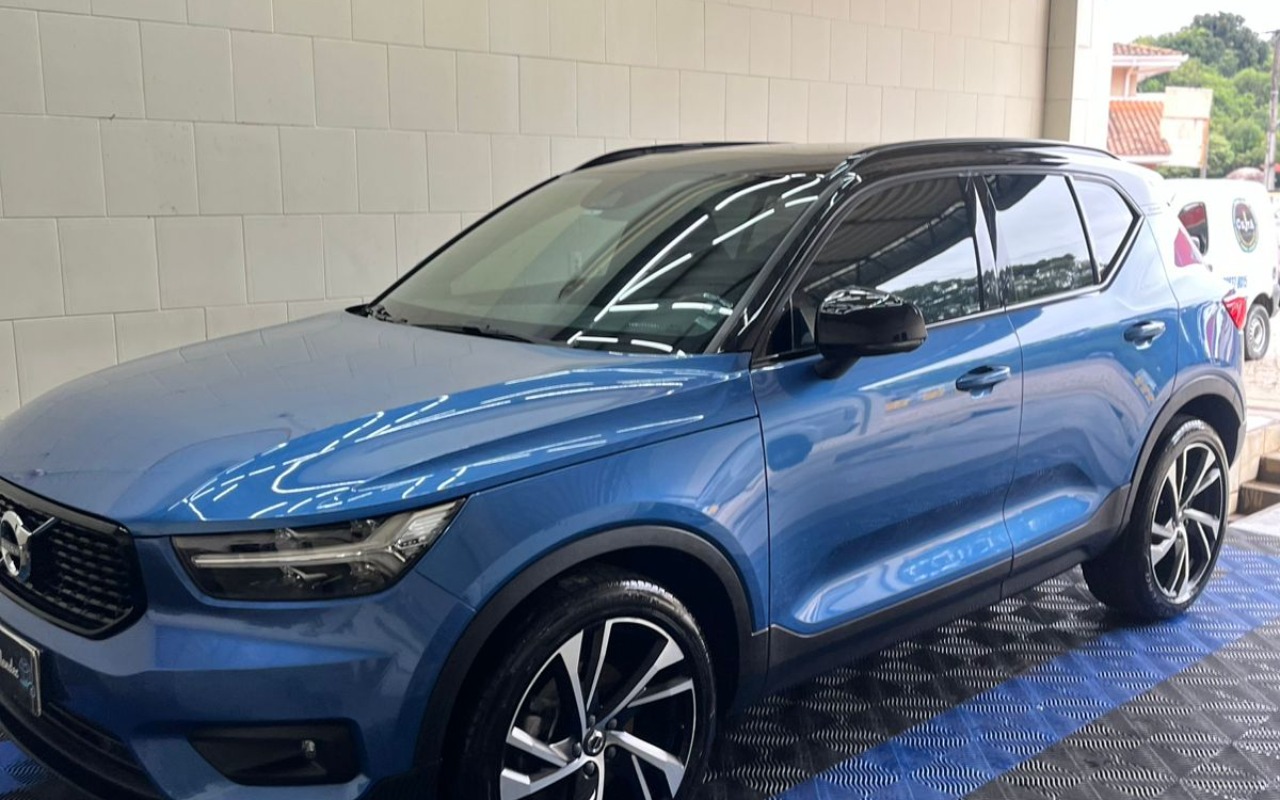 Volvo XC40 T-5 R-DESIGN 2.0 252cv AWD na cor Azul em Campo Largo / PR - 769671