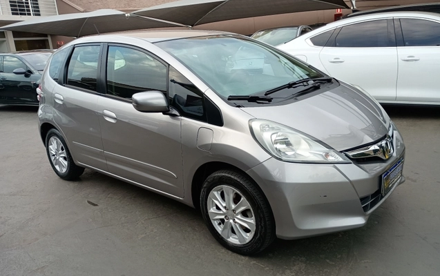 imagem-https://www.socarrao.com.br/sc-vehicle-images-prod/780624/1779465321938-e9O4jEV2VAMqVedv3LUmzwcfydTIE94K.jpg