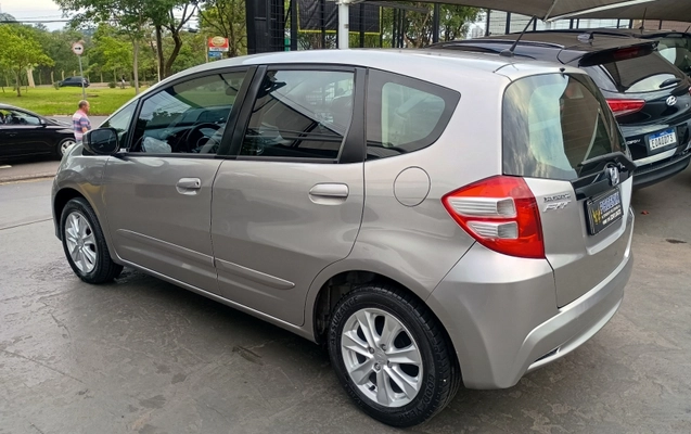 imagem-https://www.socarrao.com.br/sc-vehicle-images-prod/780624/1779465321940-J6T7p2H9tfw7svtkFcznQWnZFEVcvDmk.jpg