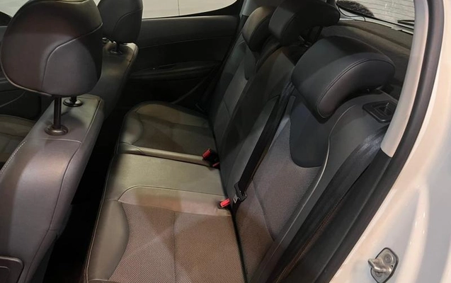 imagem-https://www.socarrao.com.br/sc-vehicle-images-prod/818803/1770820911766-7664414_15_B_5798579541.jpeg