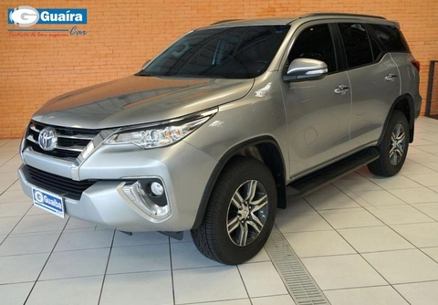 Toyota Hilux SW4 2017 Prata — foto 1 de 3