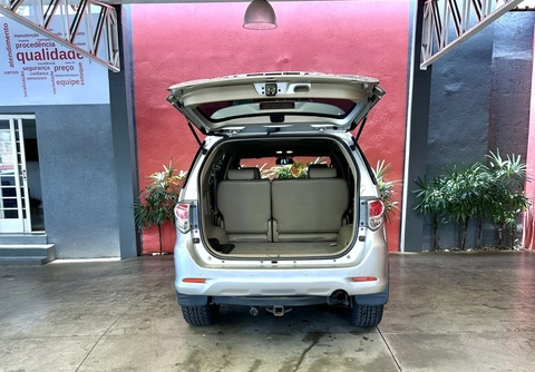 Toyota Hilux SW4 2013 Prata — foto 1 de 3