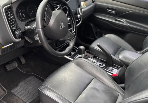 Mitsubishi OUTLANDER HPE 2.0 16V 5p Aut. 2021 Preto — foto 1 de 3