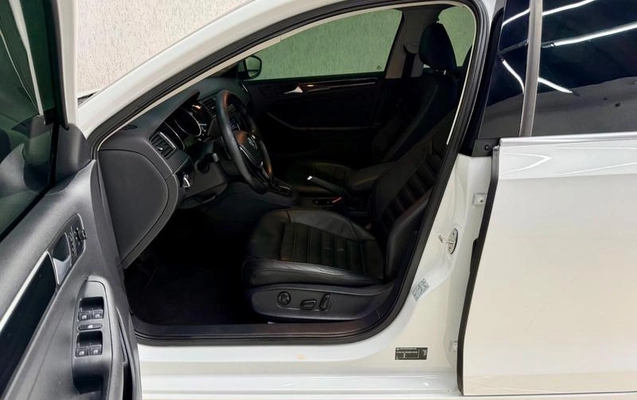 imagem-https://www.socarrao.com.br/sc-vehicle-images-prod/879522/1784749405072-7837956_15_B_c9af4c8c55.jpeg