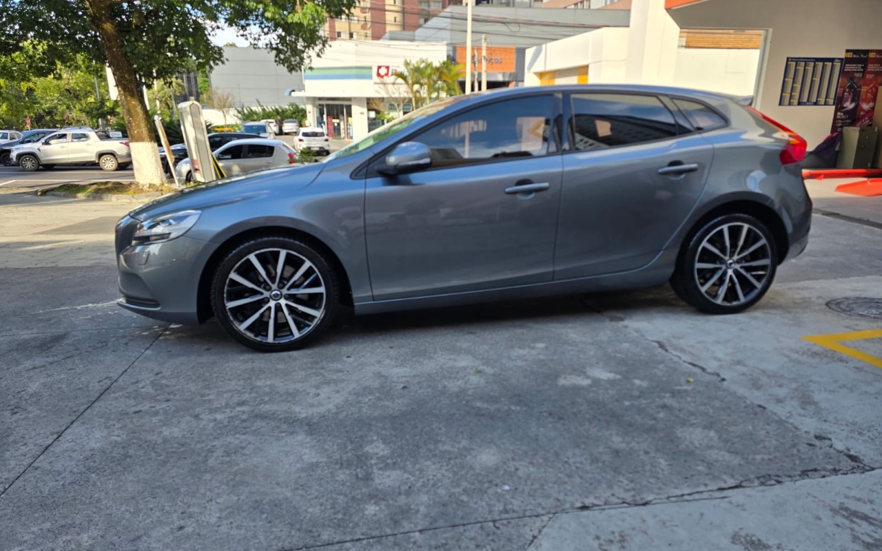 Volvo V40 T-4 MOMENTUM 2.0 Aut. na cor Cinza em Curitiba / PR - 900542