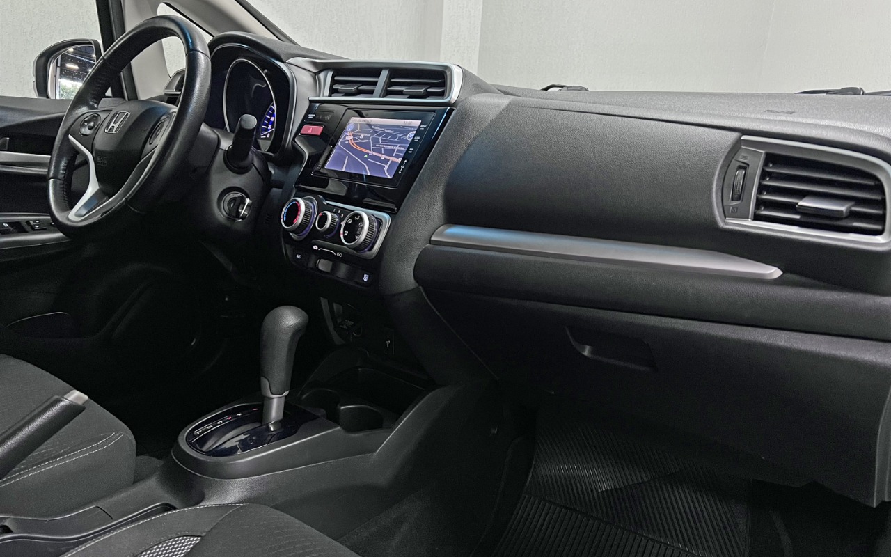 imagem-https://www.socarrao.com.br/sc-vehicle-images-prod/906317/1772833638779-aW1hZ2UwMDAwOS5qcGc.jpg