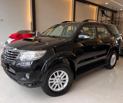 Toyota Hilux SW4 2013 Preto — foto 1 de 3