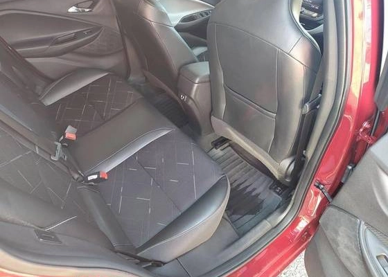 imagem-https://www.socarrao.com.br/sc-vehicle-images-prod/923695/1776166065506-chevrolet-onix-1.0-turbo-flex-premier-automatico-wmimagem09310624753.jpg