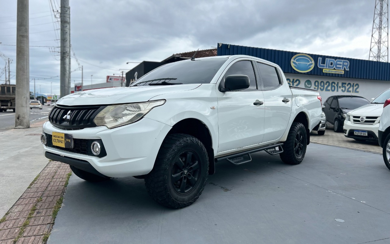 Mitsubishi L200 Triton Sport GLX 2.4 CD Diesel Mec. na cor Branco em Joinville / SC - 924869