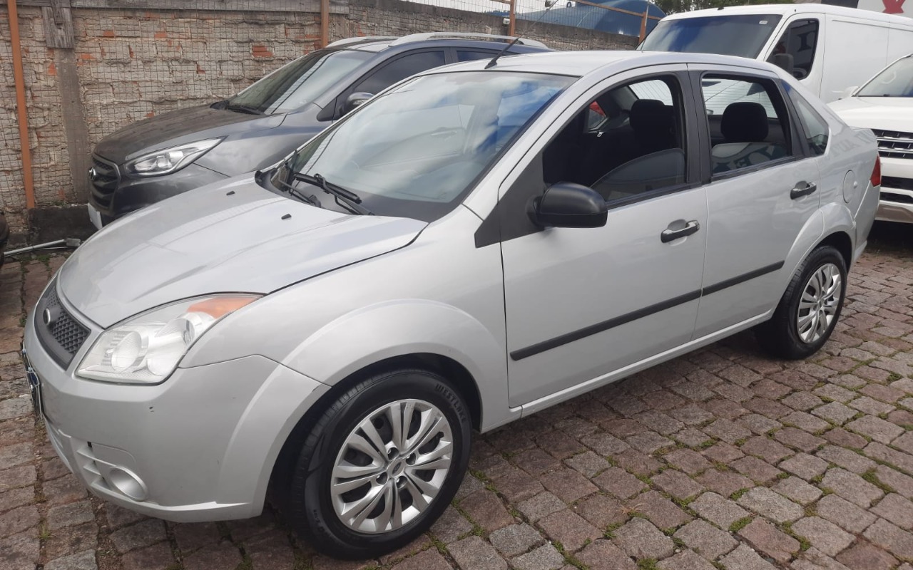 Ford Fiesta Sed. 1.6 8V Flex 4p 2010 Prata — foto 1 de 3