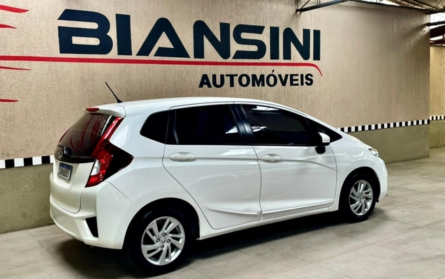 imagem-https://www.socarrao.com.br/sc-vehicle-images-prod/944610/1773943265384-fYDLg3SaLQxJW8wP0ftU11sLwetNdBlY.jpg