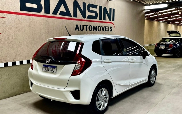 imagem-https://www.socarrao.com.br/sc-vehicle-images-prod/944610/1773943265385-dN2by2C4E23KnB0YpE3vEYxjvETz3pbE.jpg