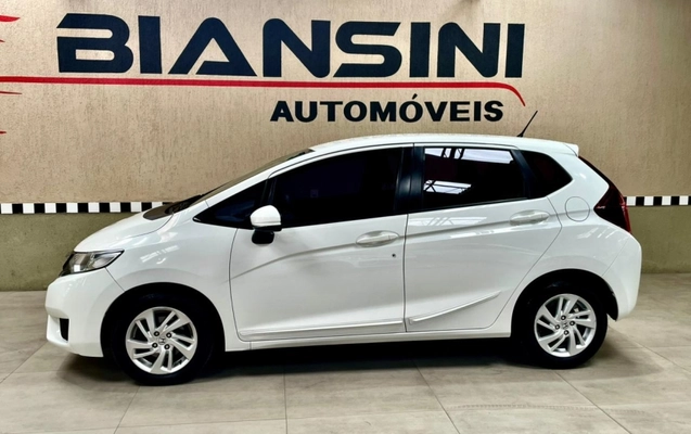 imagem-https://www.socarrao.com.br/sc-vehicle-images-prod/944610/1773943265387-jPxXVbEEk1xyNetWsQ18ZOsW57YfEC11.jpg