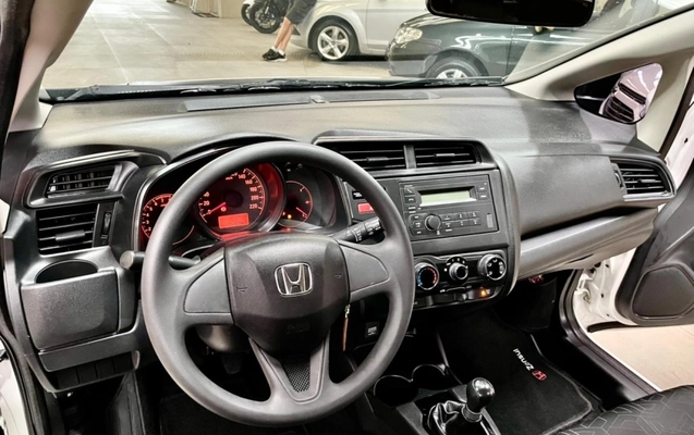 imagem-https://www.socarrao.com.br/sc-vehicle-images-prod/944610/1773943265393-r5XphC3Rohyd6LHKNcmvUJasABq0uMwM.jpg