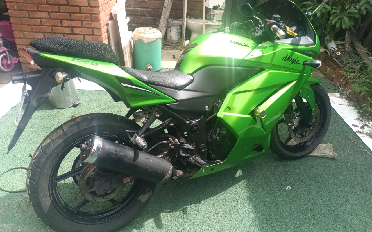 KAWASAKI NINJA 250R  na cor Verde no Canoas / RS - 947047